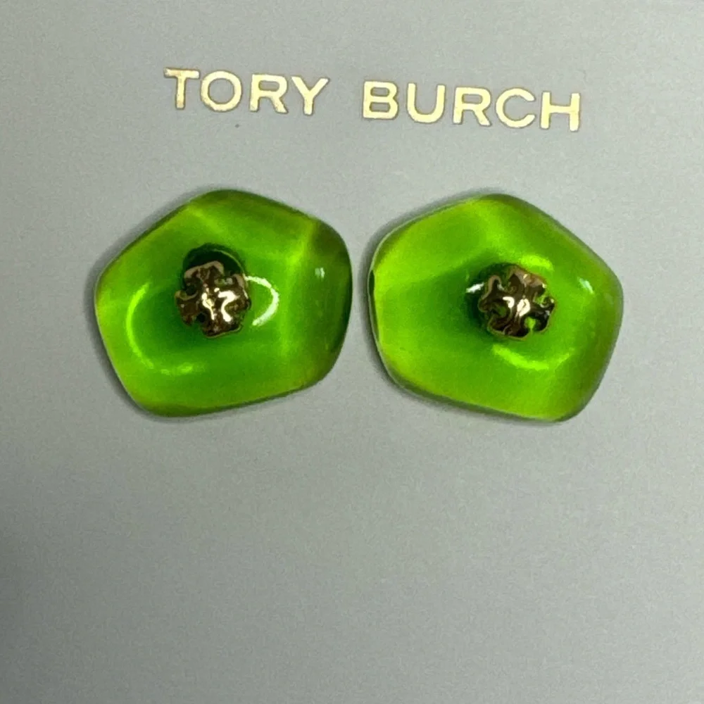 💖 Tory Burch New Green Resin Logo Stud Earrings Gold Toned - Picture 2 of 8